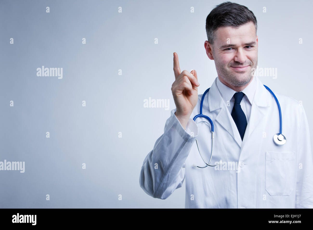 Arzt, hob seinen Finger geben Ihnen einige Ratschläge oder Anregungen Stockfoto