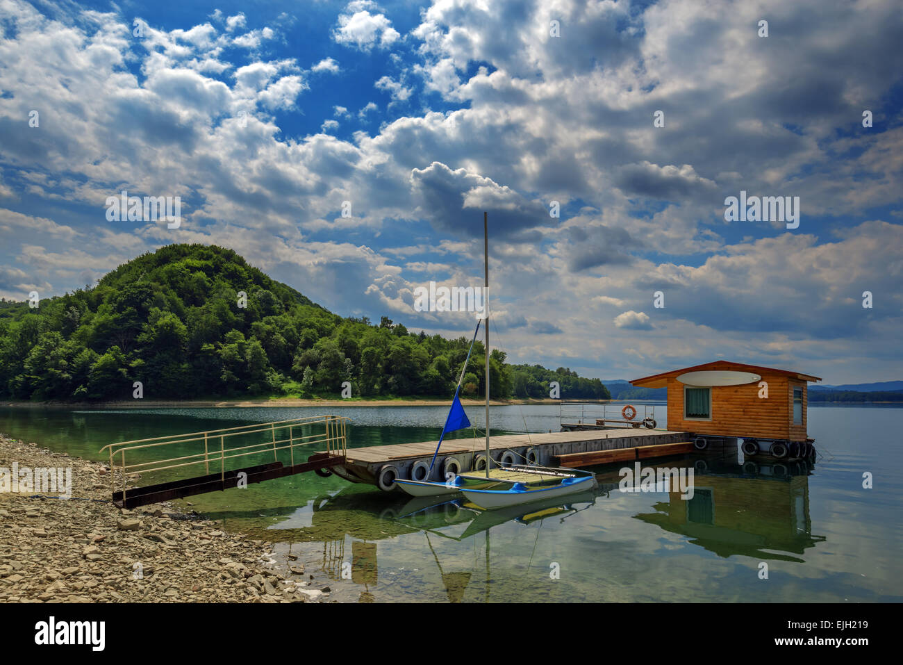 Boot in Pier am Sammer See Stockfoto