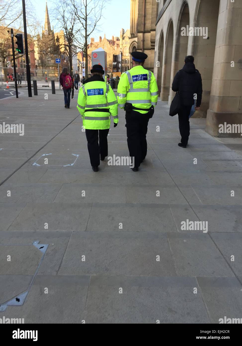 Zwei Polizisten zu Fuß rund um Manchester City Center Stockfoto
