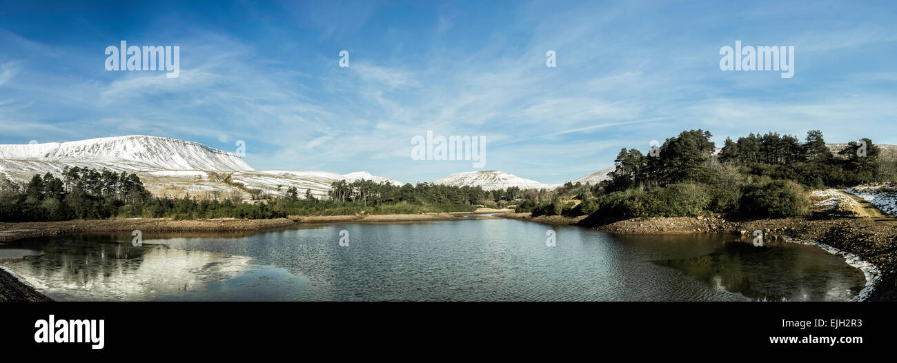 Winter-Szenen am Neuadd Oberbecken in Brecon Beacons, South Wales mit Schnee in den Bergen Stockfoto