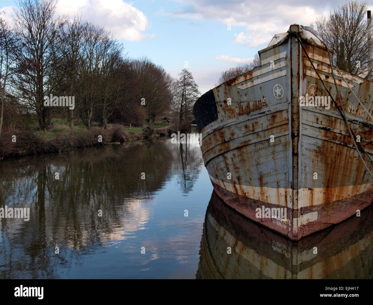 Alte verlassenes Schiff vor Anker auf dem Kanal von Exeter, Devon, UK Stockfoto