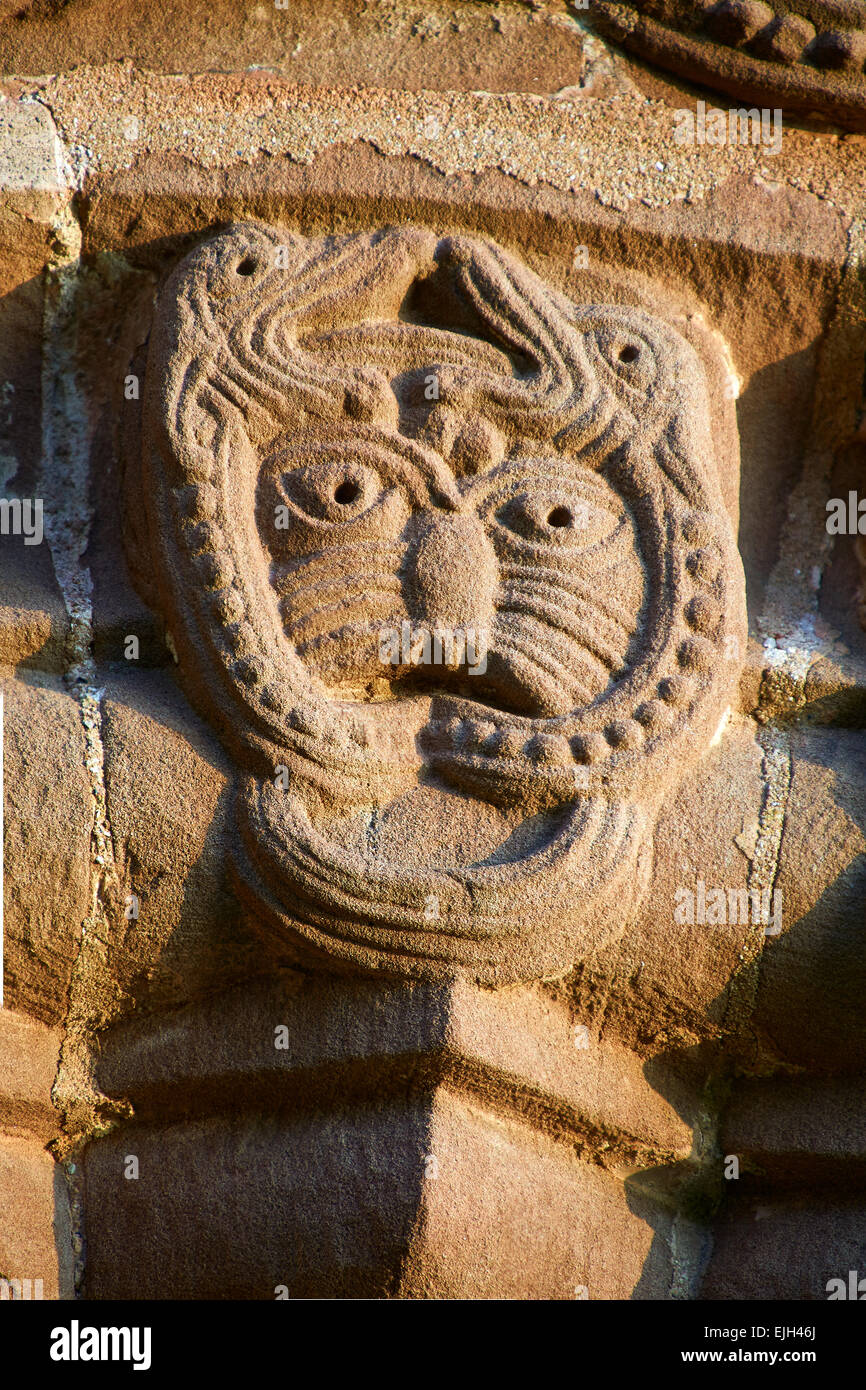 Norman romanische Relief-Skulpturen von Fabelwesen. St Mary & Kirche St. David, Kilpeck Hereford, England Stockfoto