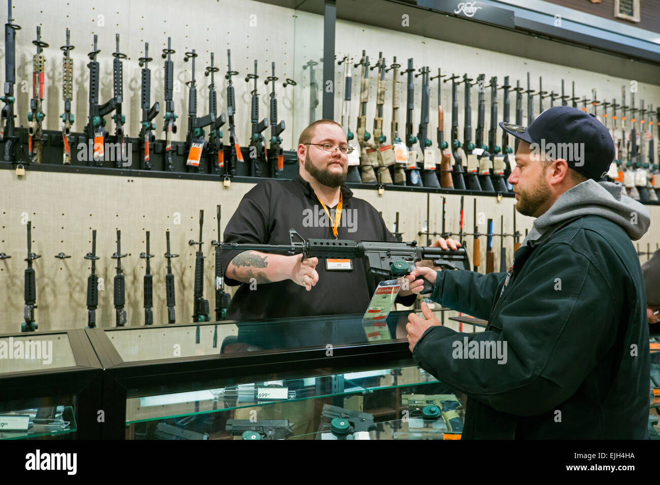 Troy, Michigan - Feuerwaffen auf Verkauf im Bereich & Dampf im Freien laden. Stockfoto