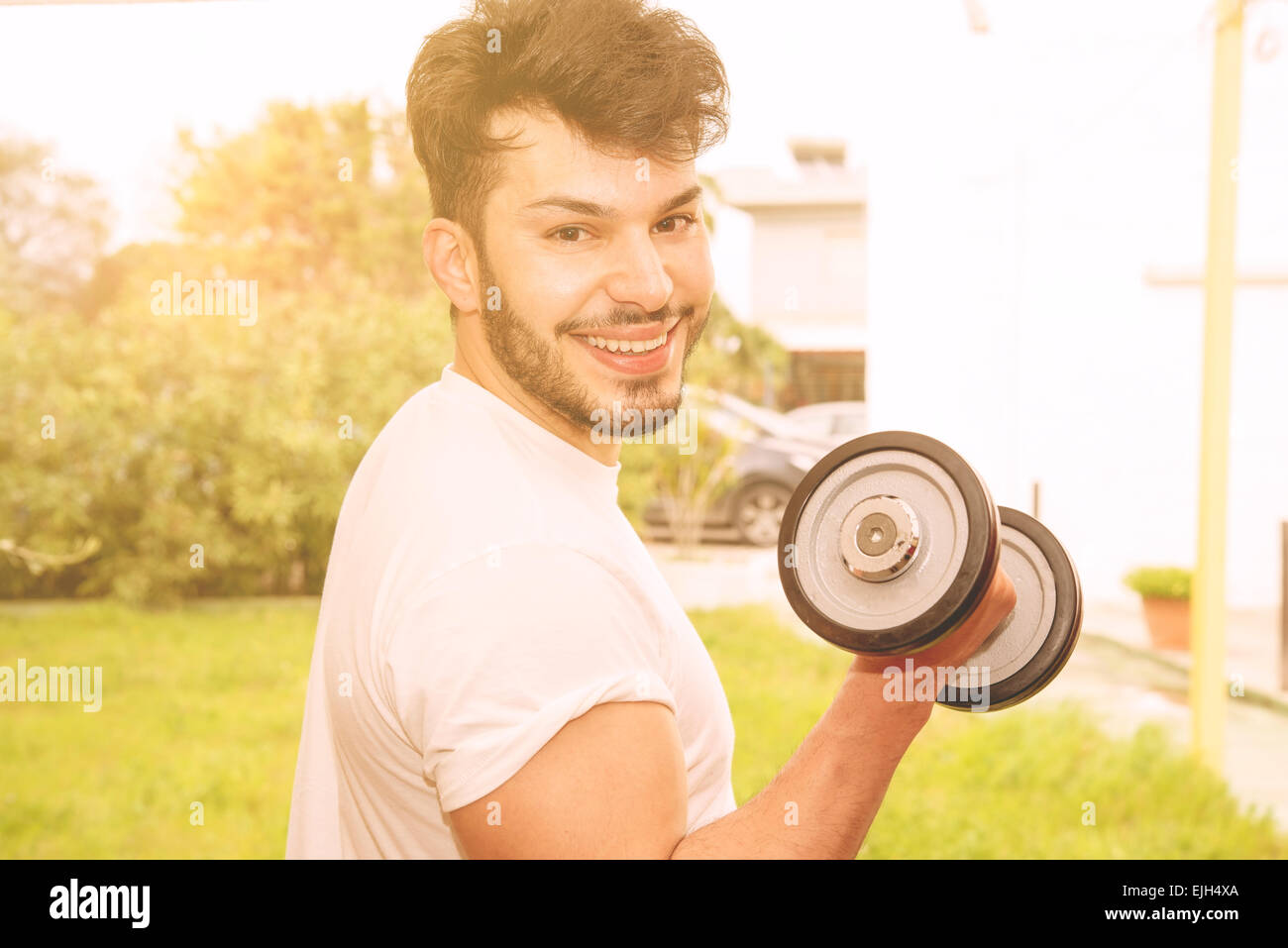 Porträt des jungen sportlichen Männermodel Lachen nach Sport Zeit warme Filter angewendet Töne Stockfoto