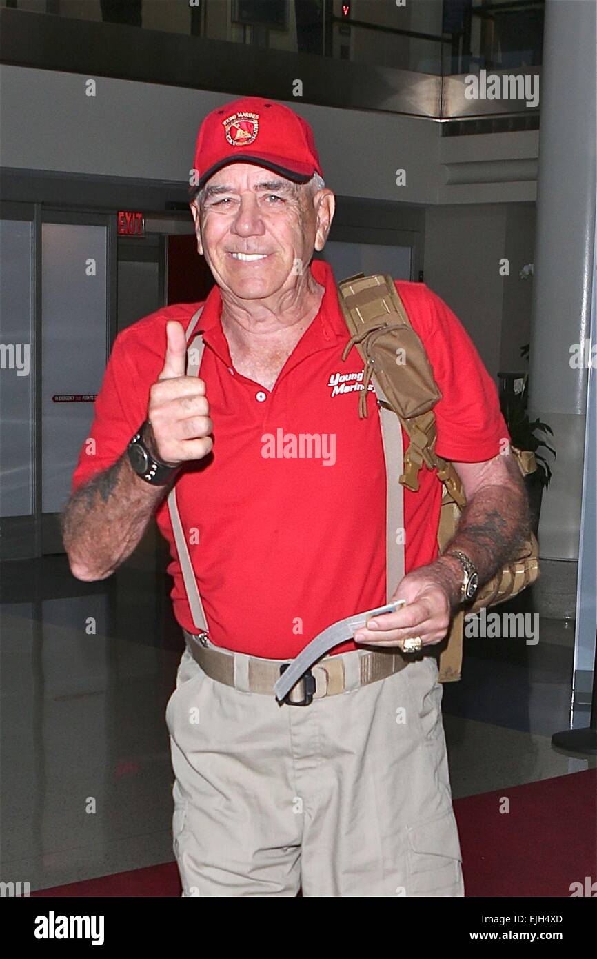 pics Gunny Hartman https www alamy de stockfoto r lee ermey am bekanntesten fur seine rolle als die strenge gunnery sergeant hartman in full metal jacket verlasst los angeles international airport lax tragt seine rote young marines einheitliche featuring r lee ermey where los angeles california vereinigte staaten von amerika w 80282341 html