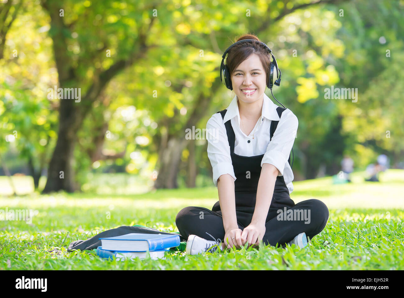 Junge schöne asiatische Frau Musik im Kopfhörer hören Stockfoto