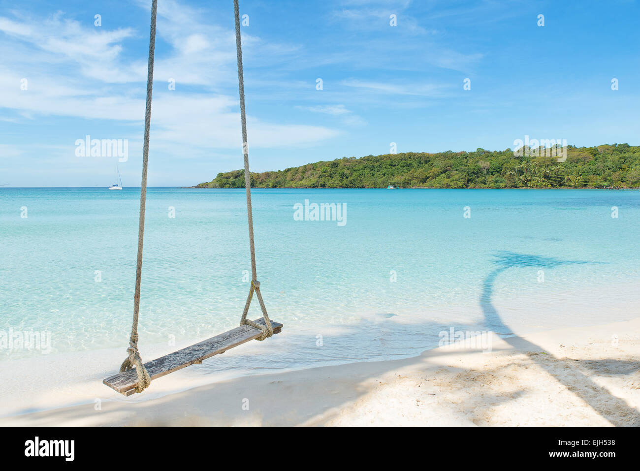 Sommer, Reisen, Urlaub und Ferien-Konzept - Schaukel hängen von Kokosnuss-Palme Strand Meer in Phuket, Thailand. Stockfoto