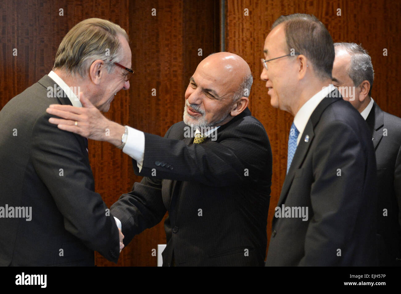 New York, USA. 26. März 2015. Afghan President Ashraf Ghani (C) schüttelt Hände mit UN stellvertretender Generalsekretär Jan Eliasson (L) vor seinem Treffen mit UN-Generalsekretär Ban Ki-Moon (2. R) im UN-Hauptquartier in New York, am 26. März 2015. Bildnachweis: Niu Xiaolei/Xinhua/Alamy Live-Nachrichten Stockfoto