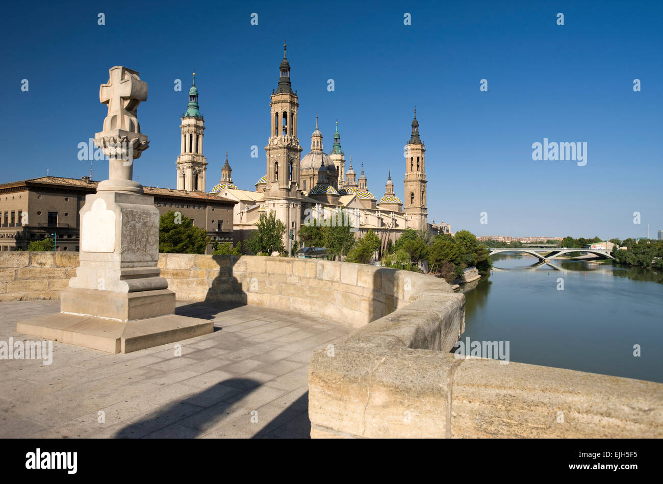 BASILIKA-KATHEDRALE UNSERER LIEBEN FRAU VON DER SÄULE FLUSS EBRO ZARAGOZA ARAGON SPANIEN Stockfoto