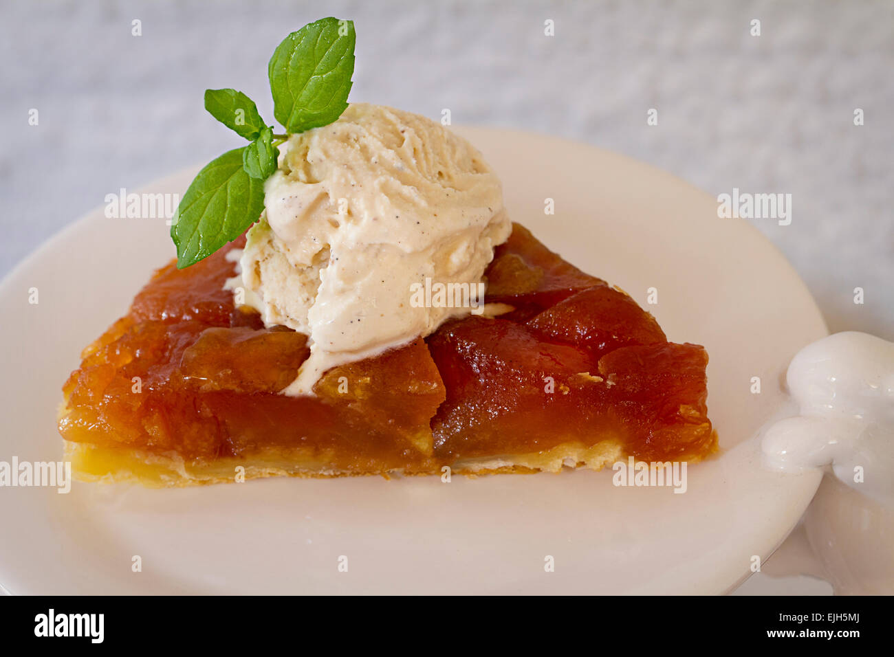 Apfel-Tarte-Tatin mit Vanille-Eis (ohne Ei Stockfotografie - Alamy