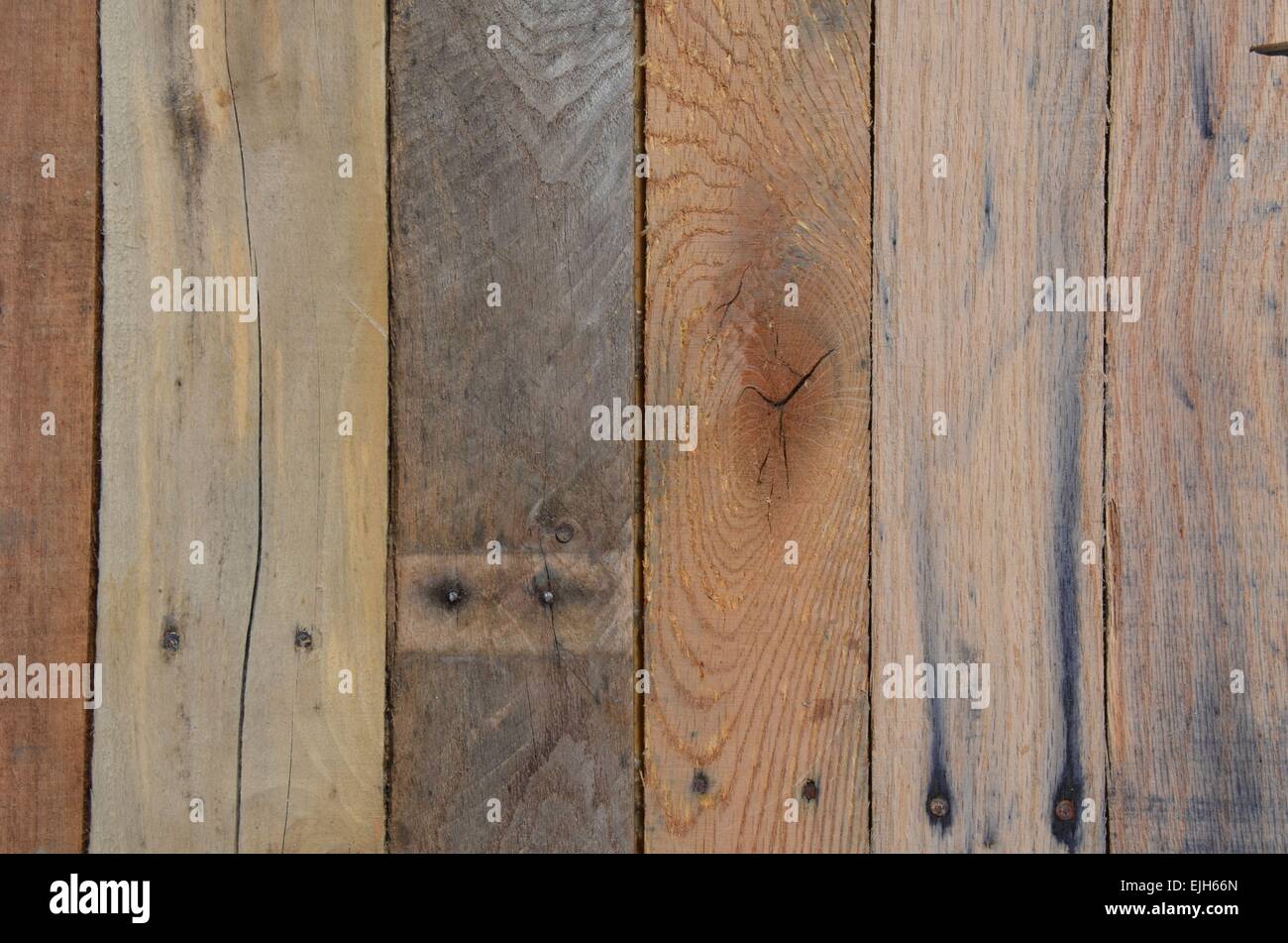 Platten aus Palettenholz von verschiedenen Farben Stockfoto