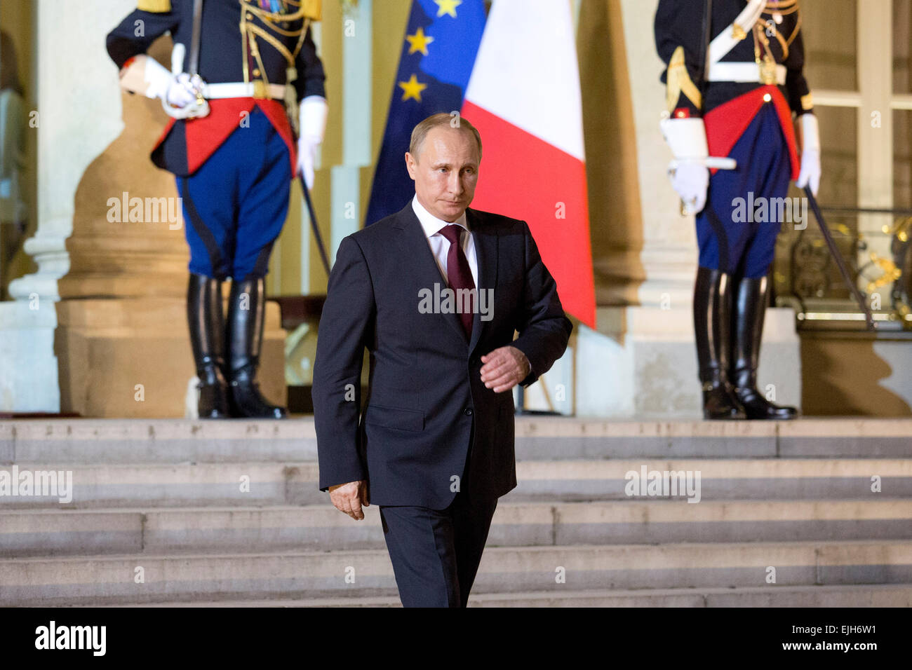 Paris, Frankreich. 5. Juni 2014. Russian President Vladimir Putin (C) Blätter des Elysee-Palastes nach seiner Tagung und Abendessen mit dem französischen Präsidenten Francois Hollande. © Nicolas Kovarik/Pacific Press/Alamy Live-Nachrichten Stockfoto