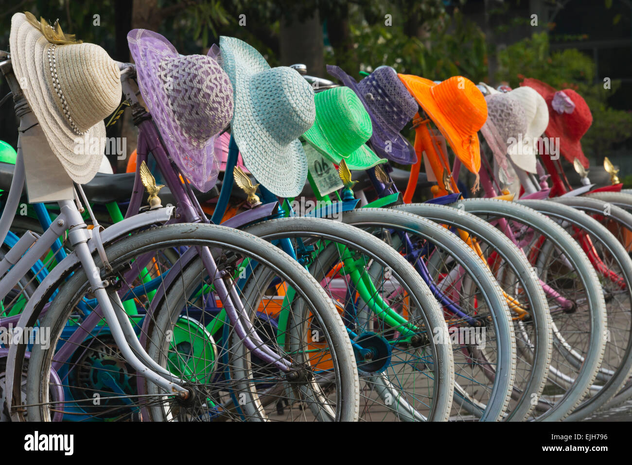 Fahrräder und bunten Strohhüte auf der Straße, Jakarta, Indonesien Stockfoto