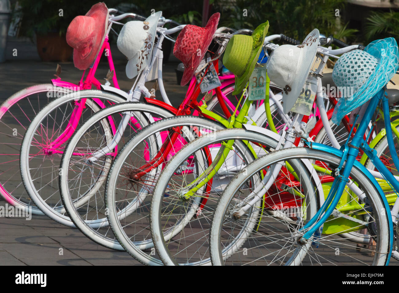 Fahrräder und bunten Strohhüte auf der Straße, Jakarta, Indonesien Stockfoto