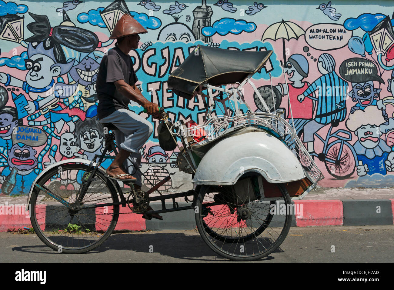 Rikscha vor Wandbild, Yogyakarta, Java, Indonesien Stockfoto