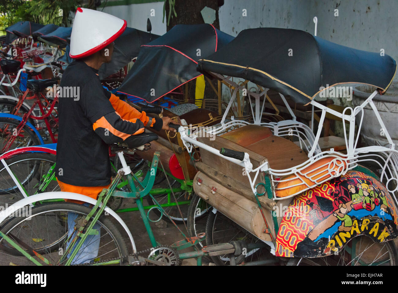 Rikscha auf der Straße, Yogyakarta, Java, Indonesien Stockfoto