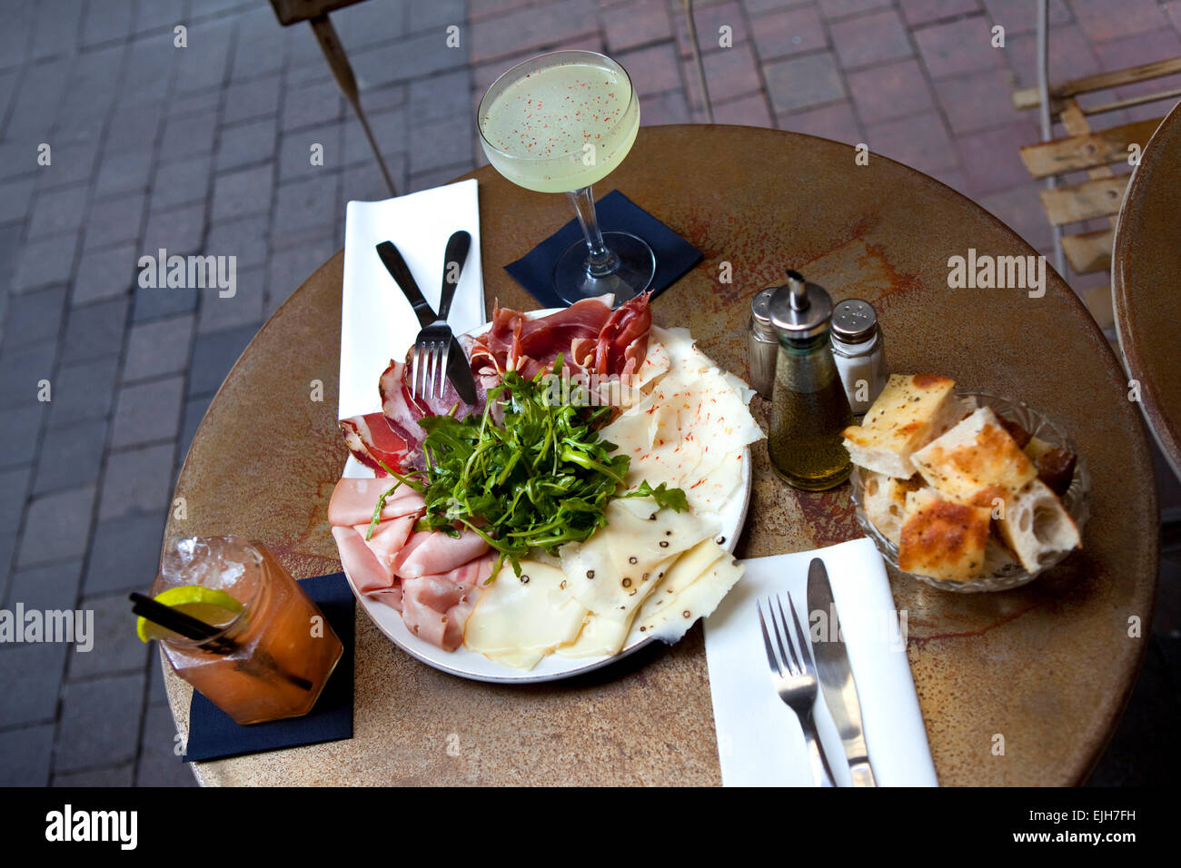 Brunch und Getränke in einem französischen bistro Stockfoto