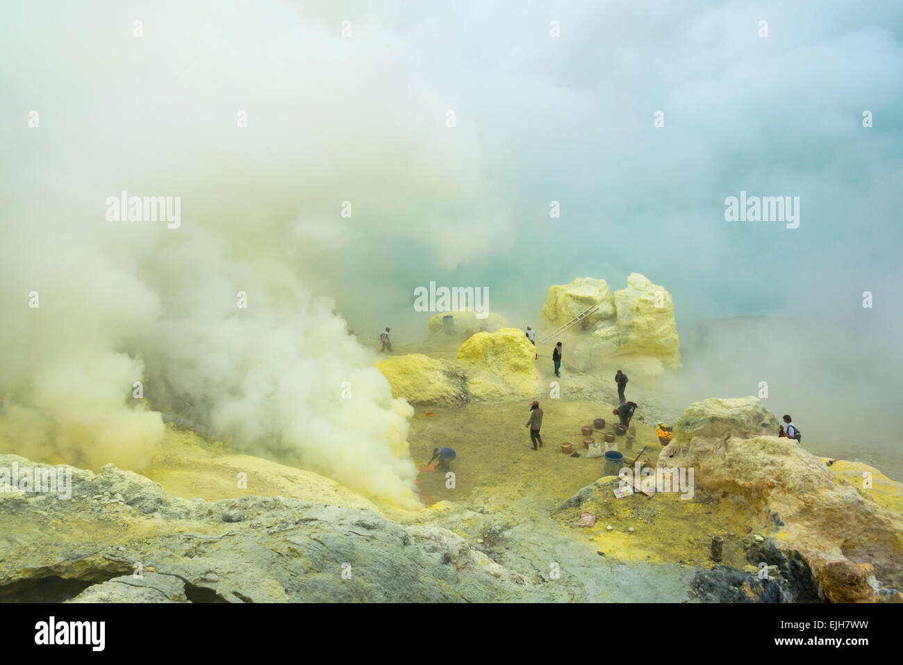 Bergleute Bergbau Schwefel am Ijen Crater, Ost-Java, Indonesien Stockfoto