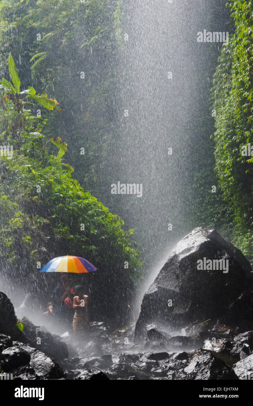 Touristen am Madakaripura Wasserfall, Ost-Java, Indonesien Stockfoto