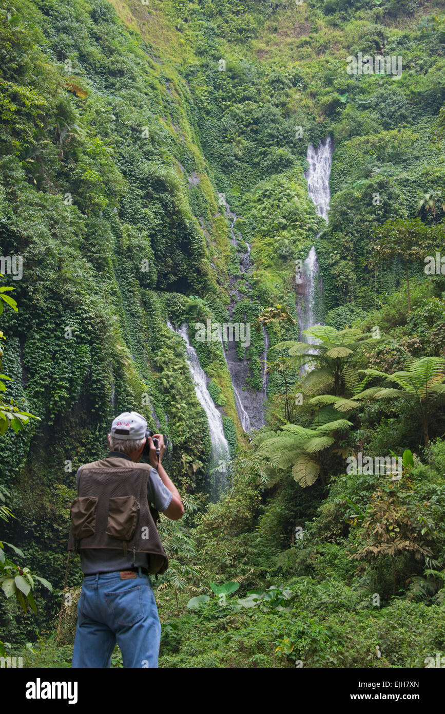 Touristen fotografieren am Madakaripura Wasserfall, Ost-Java, Indonesien Stockfoto
