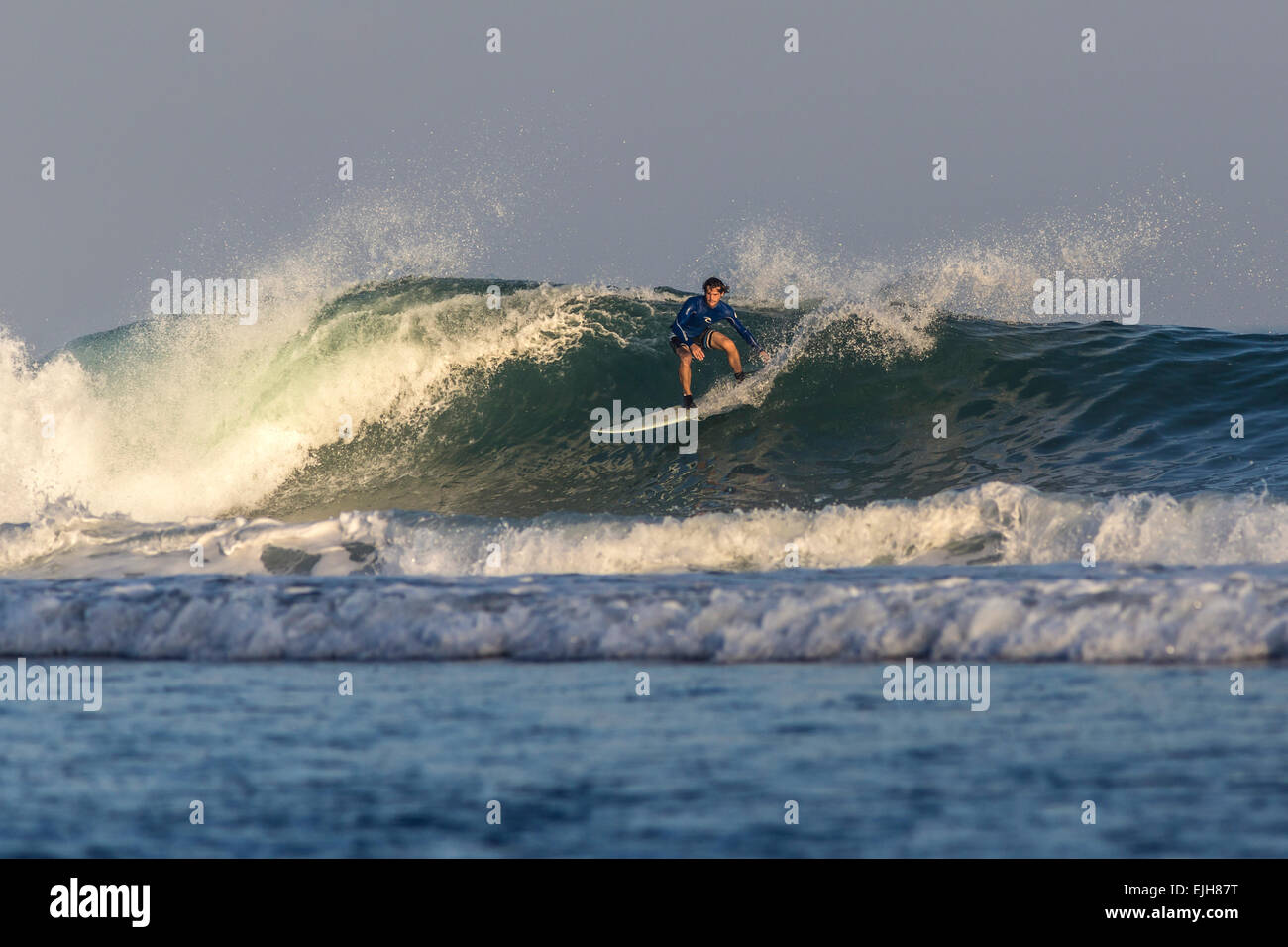 Surfen Sie eine Welle, Bali, Indonesien. Stockfoto