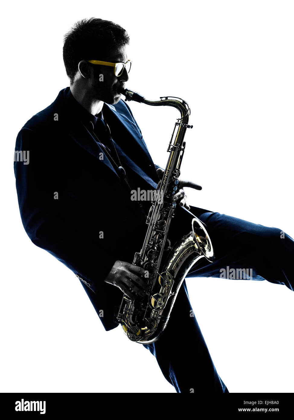 ein kaukasischer Mann Saxophonist spielt Saxophonspieler Studio Silhouette isoliert auf weißem Hintergrund Stockfoto