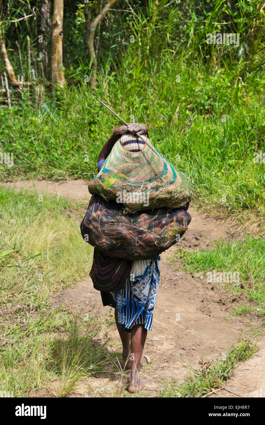 Dani-Frau, die die Noken, eine verknotete Netto oder gewebte Tasche, Papua, Indonesien Stockfoto