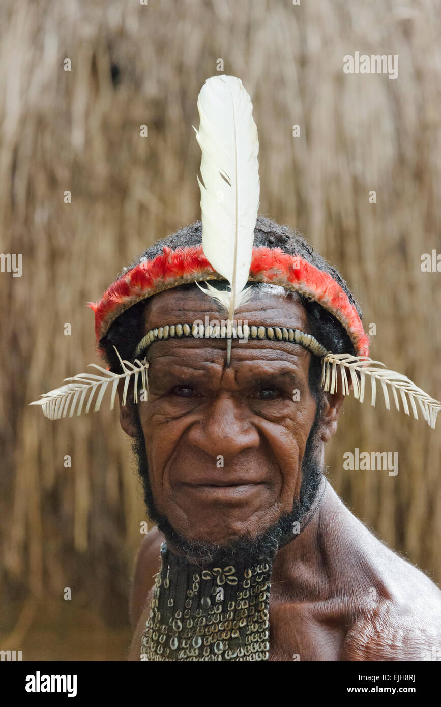 Dani-Mann im Dorf, Wamena, Papua, Indonesien Stockfoto
