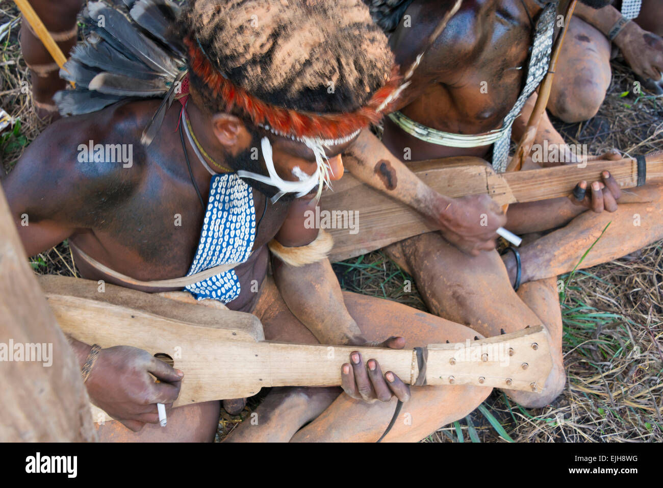 Dani-Mann spielen Musikinstrument im Baliem Tal Festival, Wamena, Papua, Indonesien Stockfoto