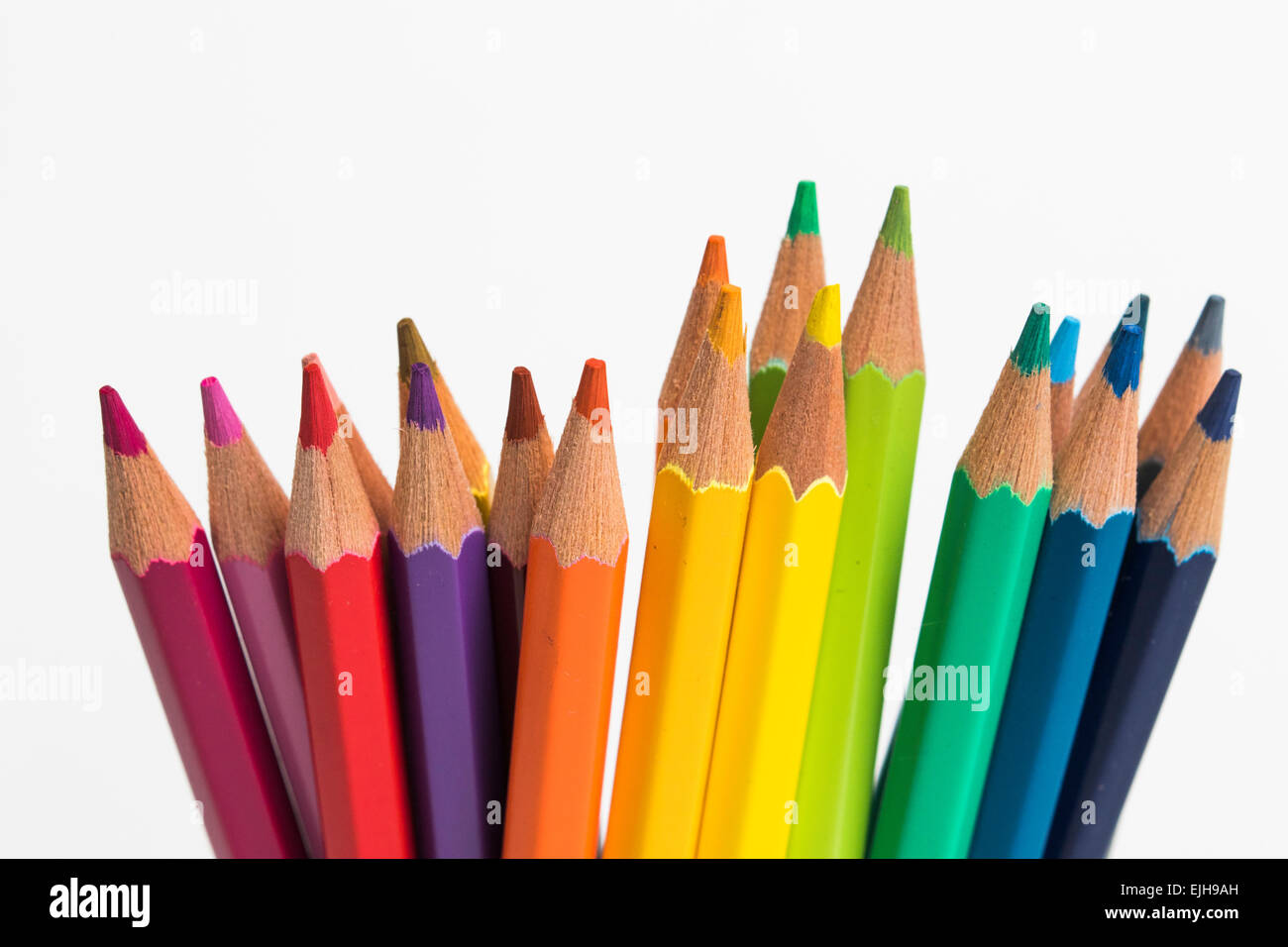 Eine Gruppe von Regenbogen Buntstifte auf einem isolierten Hintergrund Stockfoto