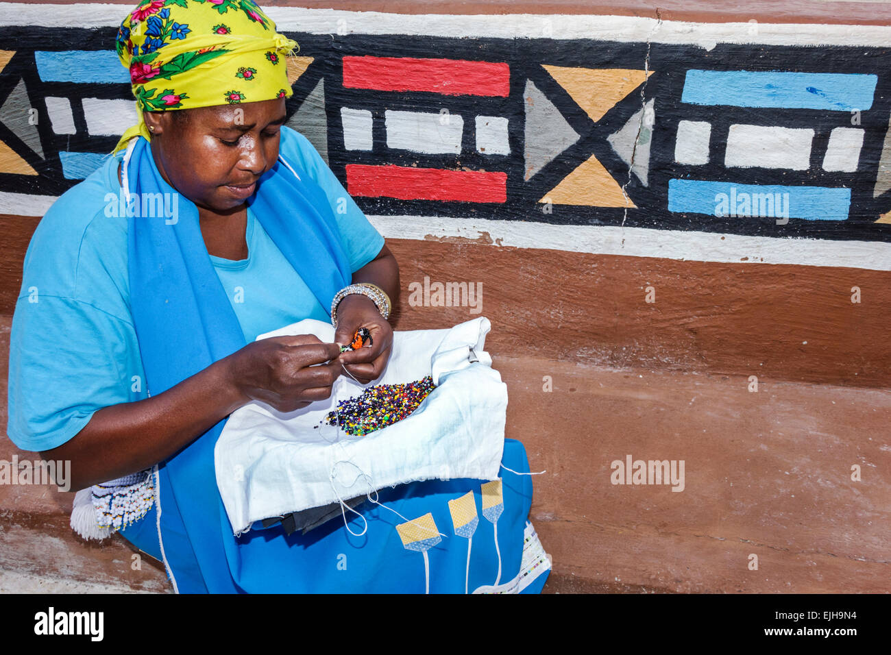 Johannesburg Südafrika, Lesedi African Lodge & Cultural Village, Zulu, Xhosa, Pedi, Basotho, Ndebele, Stämme, Schwarze Frau weibliche Frauenperlen, Kunsthandwerk, SAF Stockfoto