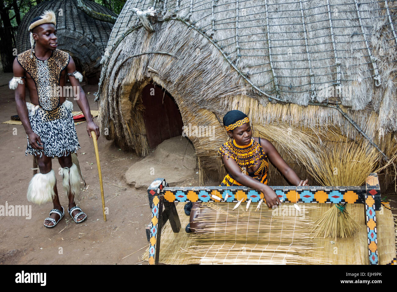 Johannesburg Südafrika, Lesedi African Lodge & Cultural Village, Zulu, Stamm, schwarze Frau weibliche Frauen, native Ingredienzien traditionelle Kleidung, Stammes Stockfoto