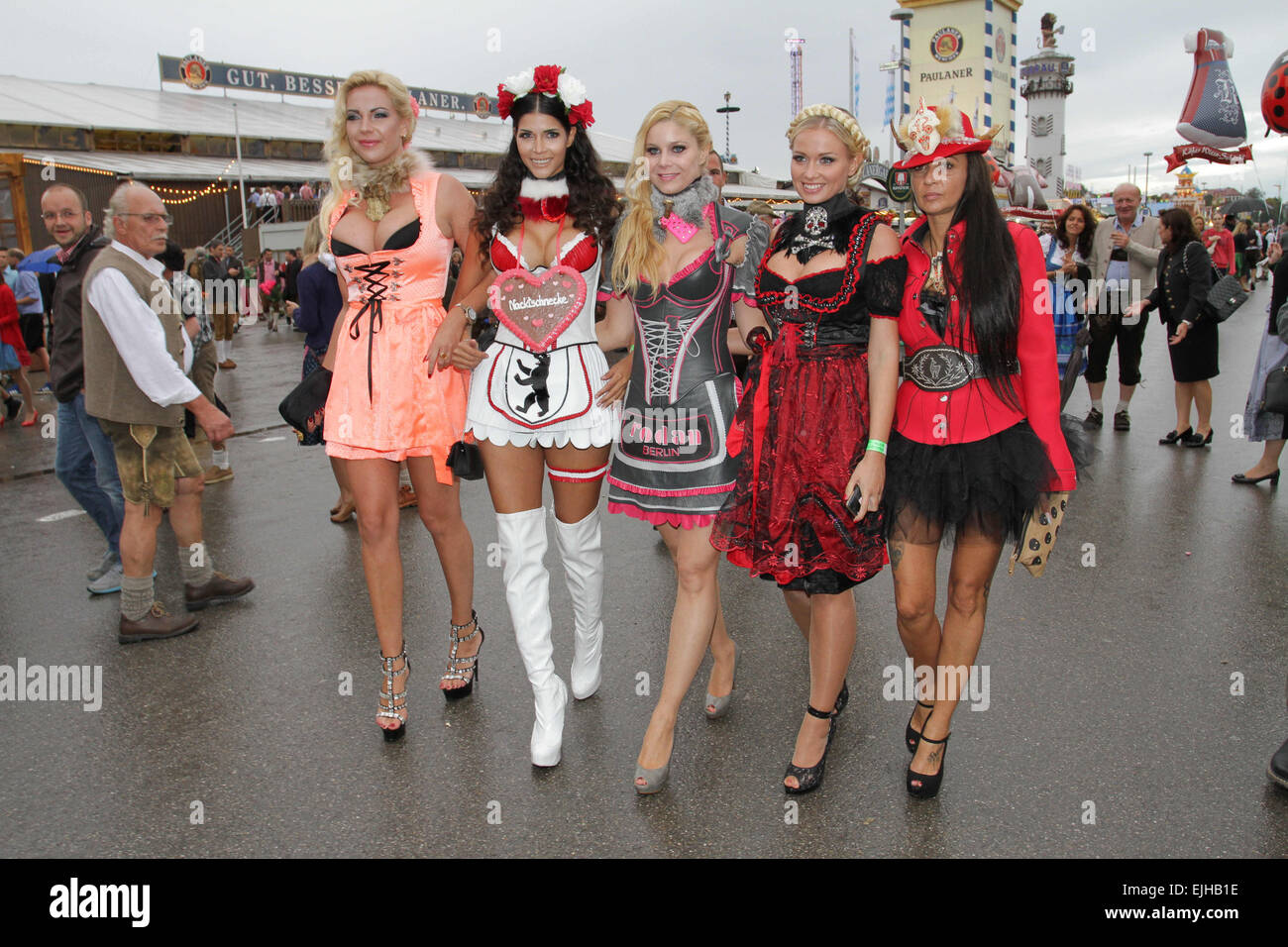 Prominente, die Teilnahme an der "Almauftrieb" bei Kaefer Zelt beim Oktoberfest auf der Theresienwiese Featuring: Michaela Schäfer wo: München, Deutschland: 21 Sep 2014 Stockfoto