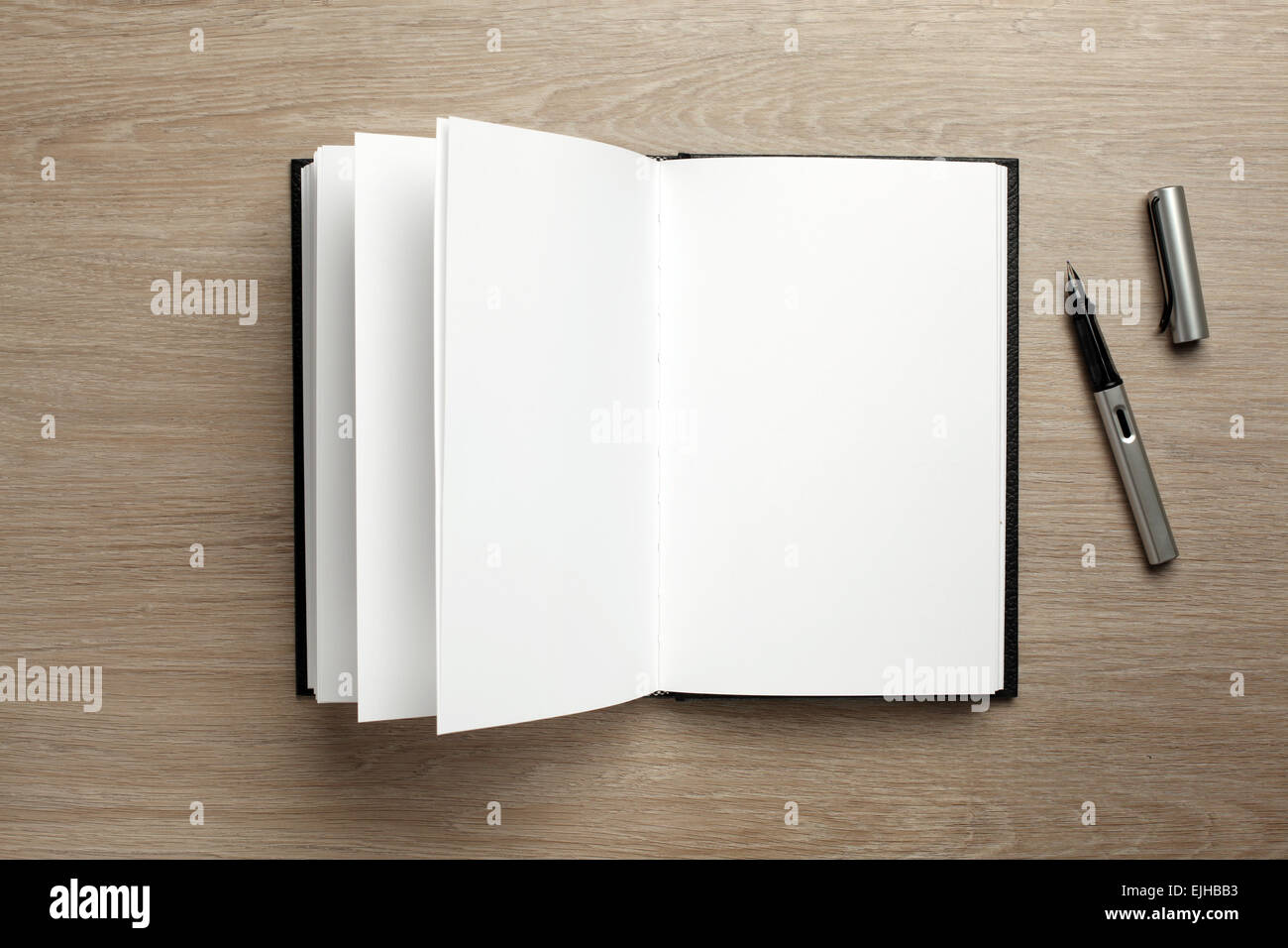 Offenes Buch auf Schreibtisch Stockfoto