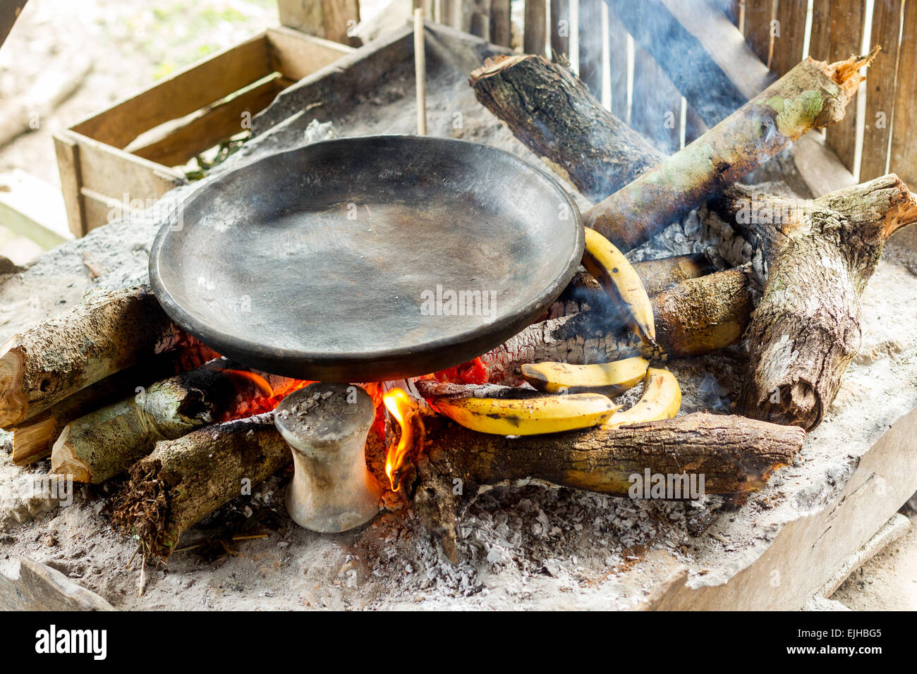 888 Pan auf Holz Feuer einheimische Art der Zubereitung Stockfoto