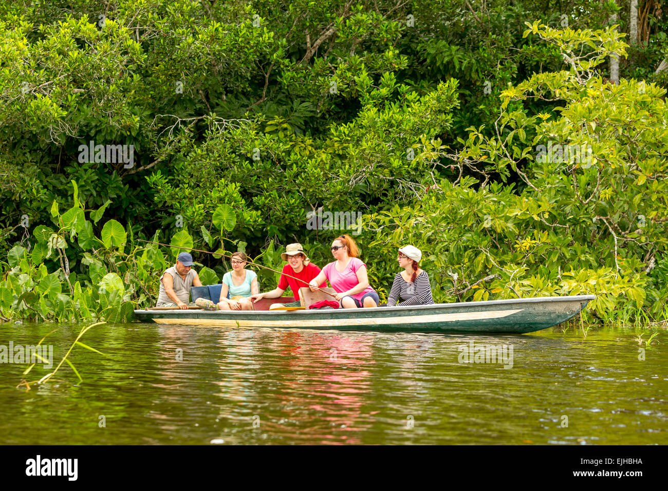 Touristen Angeln legendären Piranha fischen im ecuadorianischen Amazonas primäre Dschungel Stockfoto