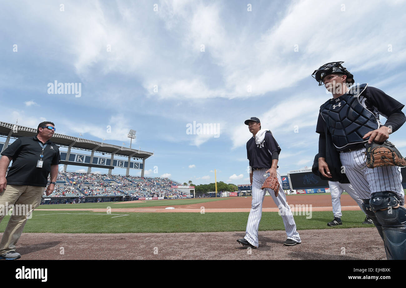 Tampa, Florida, USA. 25. März 2015. (L-R) Masahiro Tanaka, John Ryan Murphy (Yankees) MLB: Masahiro Tanaka Pitcher und Catcher J. R. Murphy von der New York Yankees Fuß auf der Trainerbank vor einem Frühling Training Baseball-Spiel gegen die New York Mets im George M. Steinbrenner Field in Tampa, Florida, Vereinigte Staaten von Amerika. © AFLO/Alamy Live-Nachrichten Stockfoto