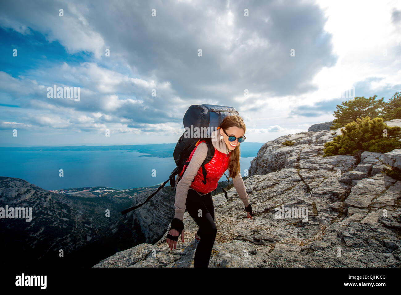Junge Bergsteiger auf dem Gipfel der Insel Stockfoto