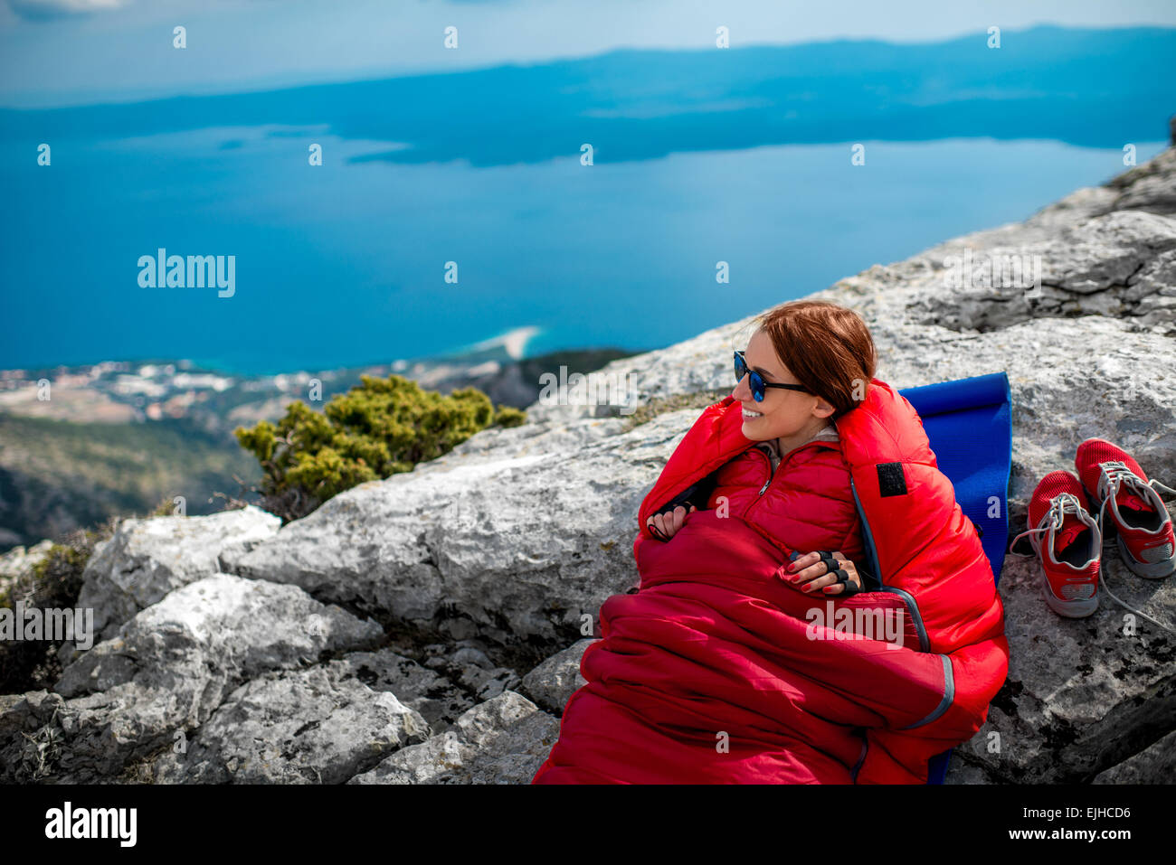 Frau im Schlafsack auf dem Berg Stockfoto