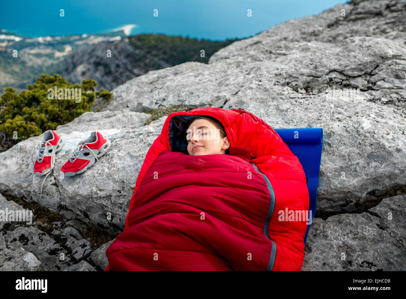 Frau im Schlafsack auf dem Berg Stockfoto