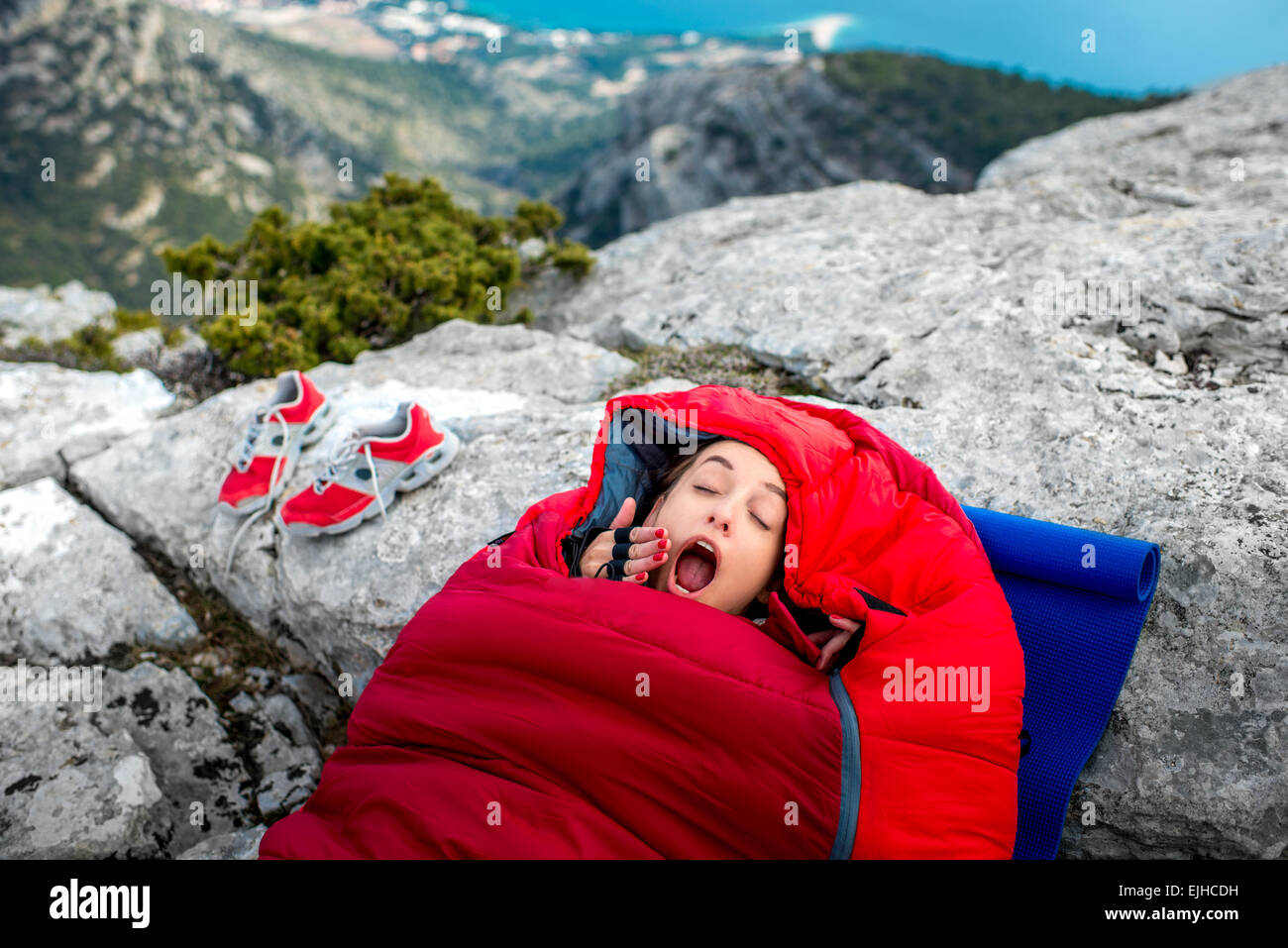 Frau im Schlafsack auf dem Berg Stockfoto