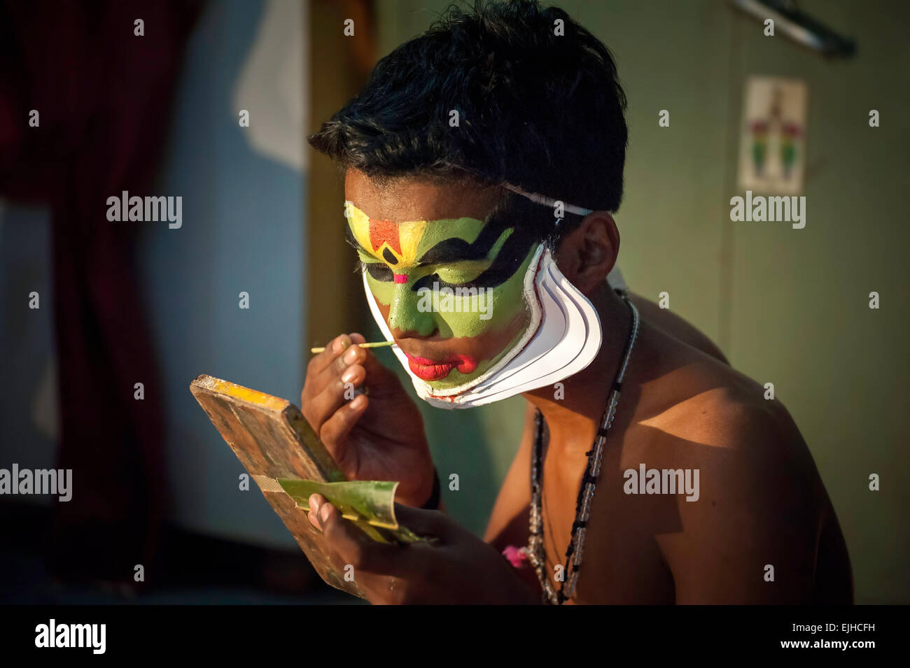 Kathakali Künstler setzen auf Make-up im Gesicht im greenroom Stockfoto