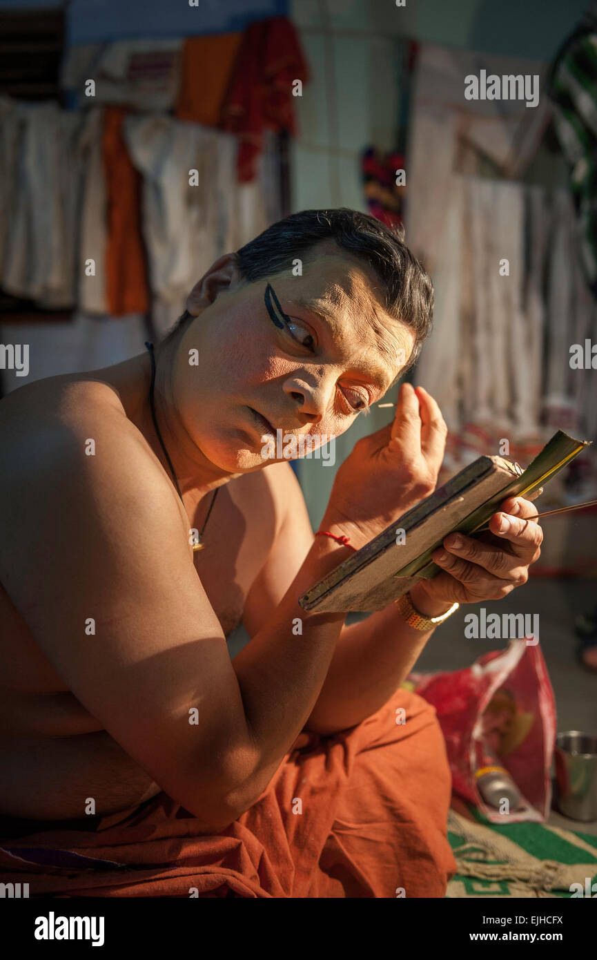 Kathakali Künstler setzen auf Make-up im Gesicht Stockfoto