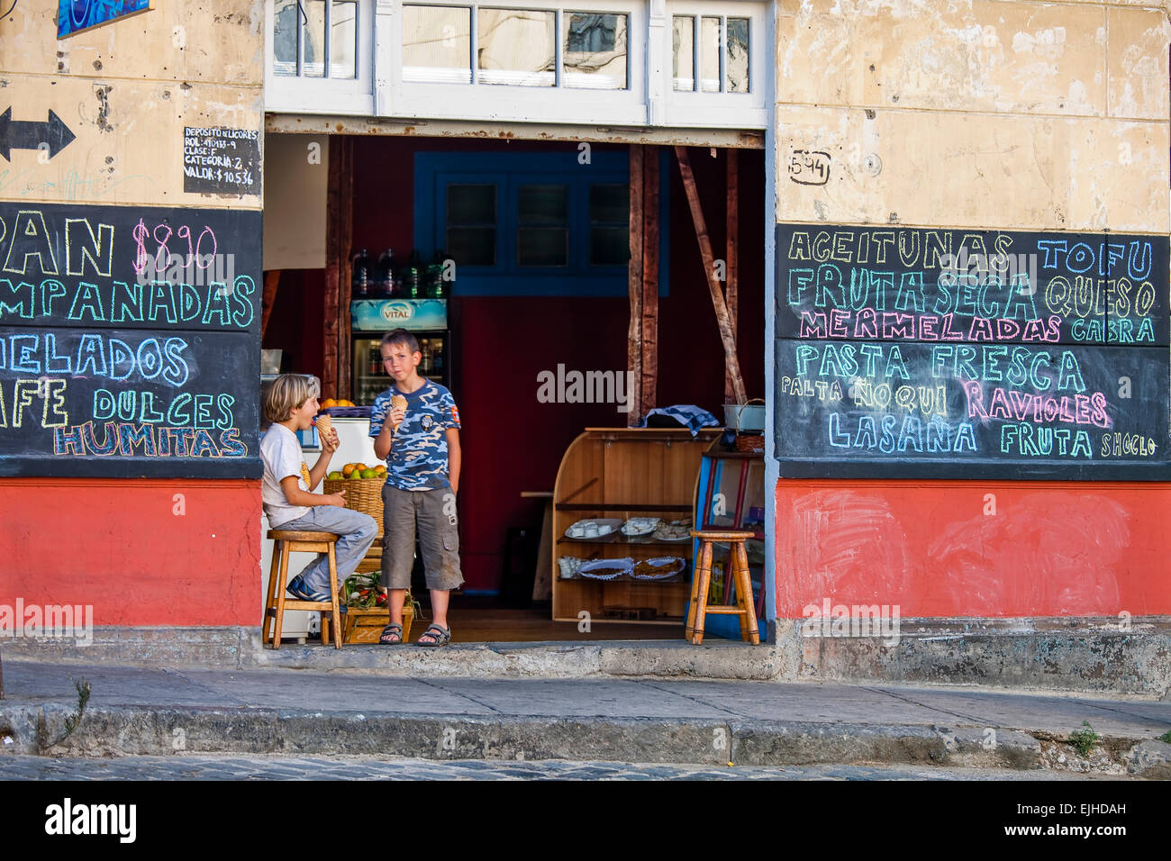 Zwei jungen essen Eis im Shop auf Cerro Alegre, Valparaiso, Chile Stockfoto