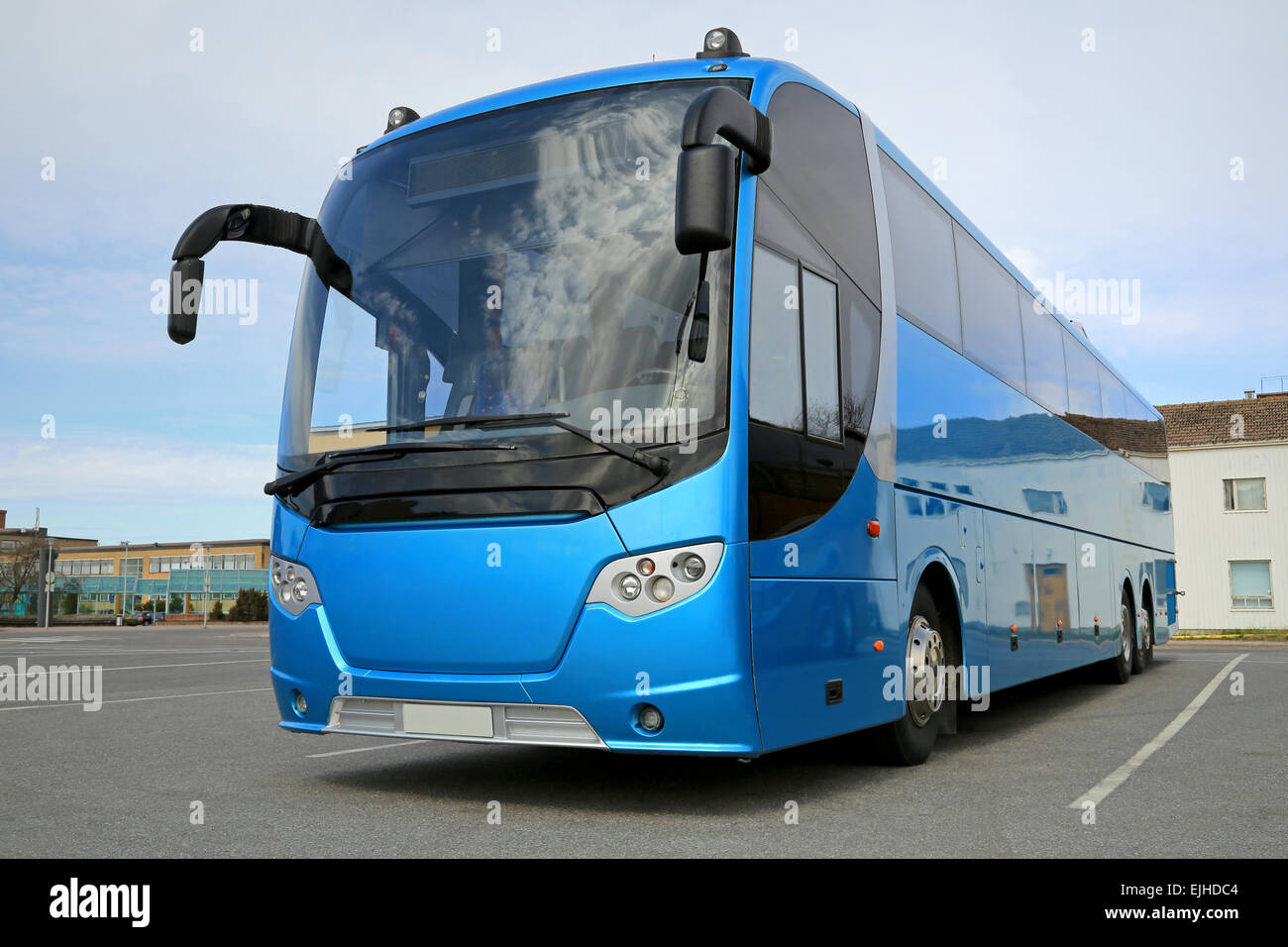 Blaue Reisebus wartet auf Fahrgäste an einer Busspur an einem Tag des Frühlings. Stockfoto
