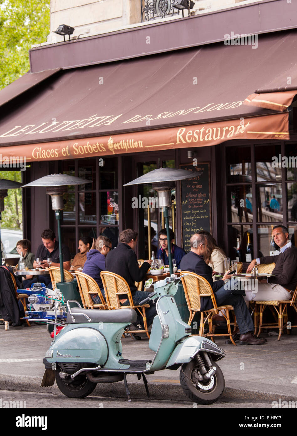 Motorroller vor Restaurant mit Außengastronomie, Ile Saint-Louis, Paris, Frankreich Stockfoto
