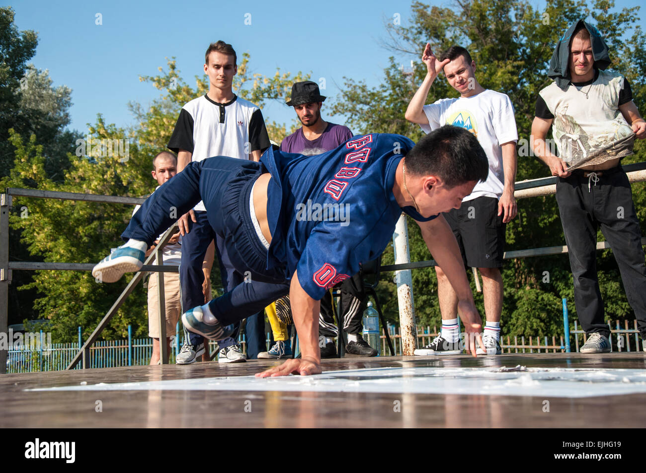 ORENBURG, ORENBURG Region, Russland, 16. August 2014 Jahr. Outdoor-Jugend-Festival der Hip-Hop-Kultur (Street Life). Künstler-Break-dance Stockfoto