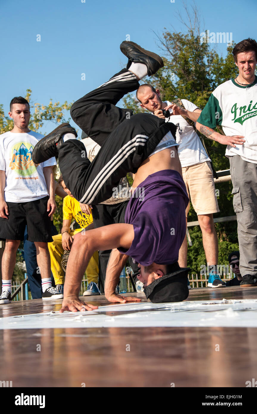 ORENBURG, ORENBURG Region, Russland, 16. August 2014 Jahr. Outdoor-Jugend-Festival der Hip-Hop-Kultur (Street Life). Künstler-Break-dance Stockfoto