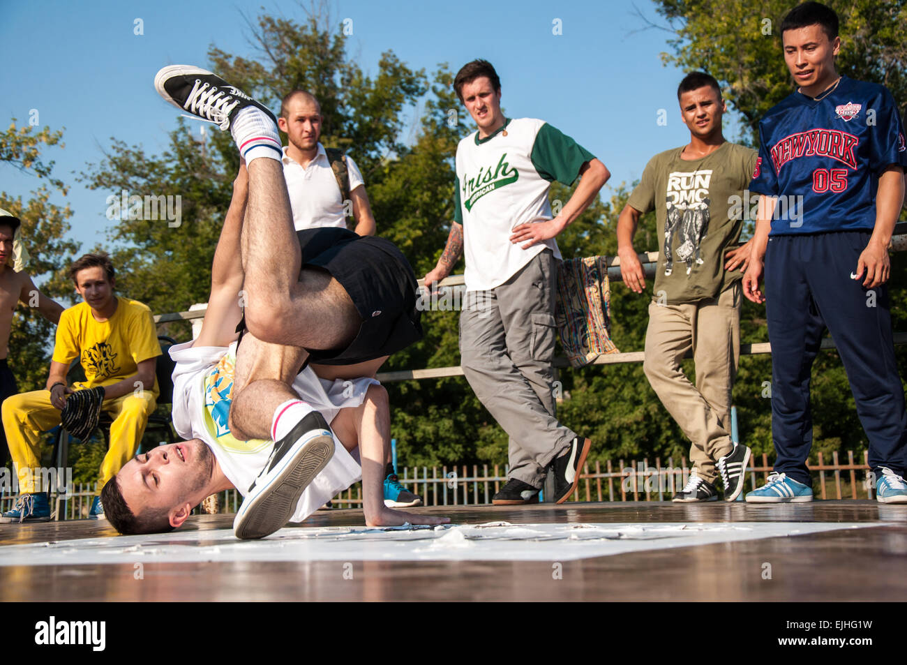 ORENBURG, ORENBURG Region, Russland, 16. August 2014 Jahr. Outdoor-Jugend-Festival der Hip-Hop-Kultur (Street Life). Künstler-Break-dance Stockfoto