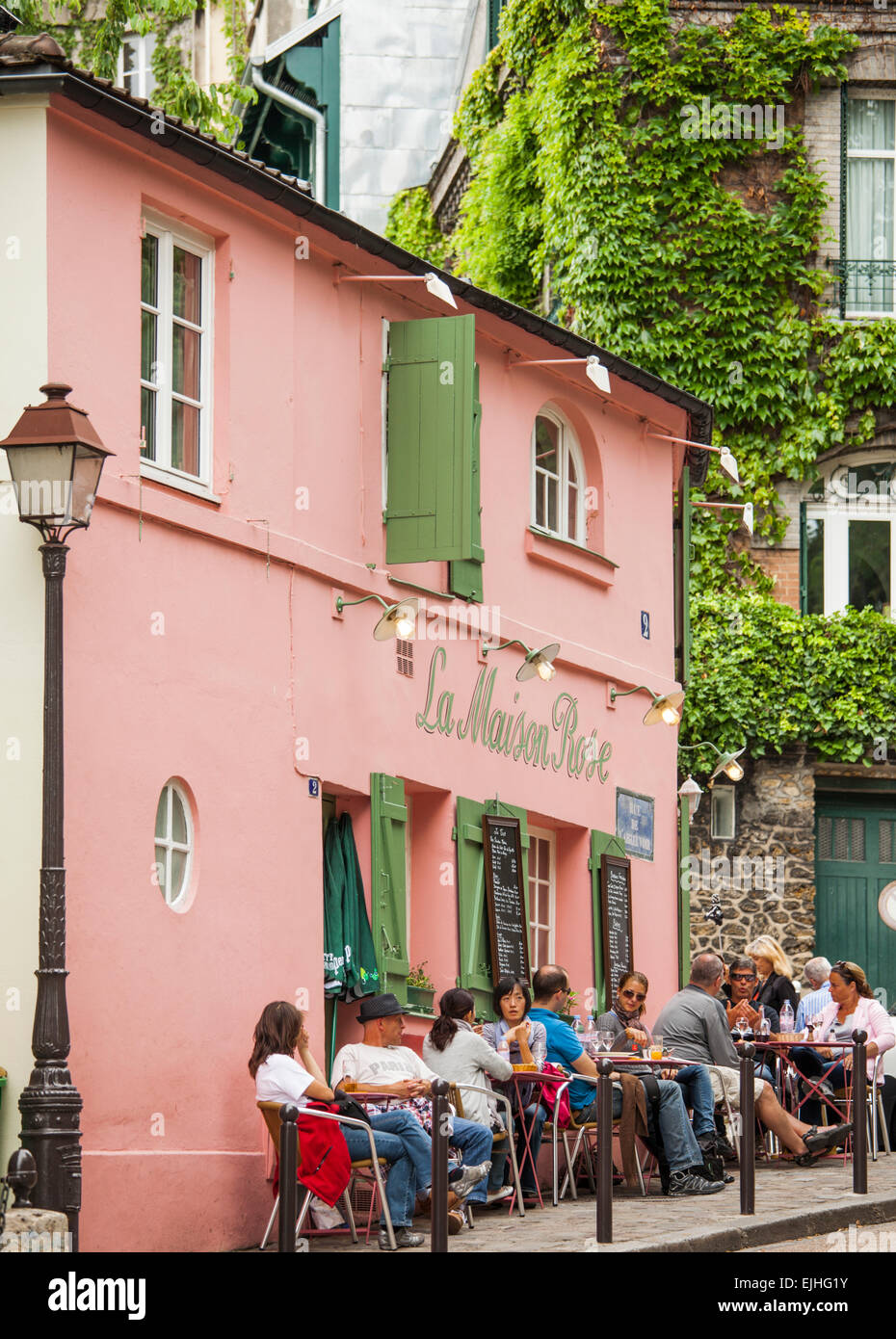 Im Freien essen im La Maison Rose Café, Montmartre, Paris, Frankreich Stockfoto
